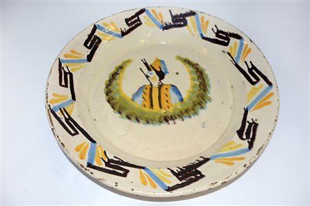 Manifattura del sec XIX. Grande piatto in terraglia a figura nel cavetto (d...