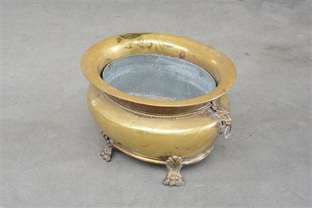 Fioriera biansata di forma ovale in ottone, piedi a zampa ferina (cm...