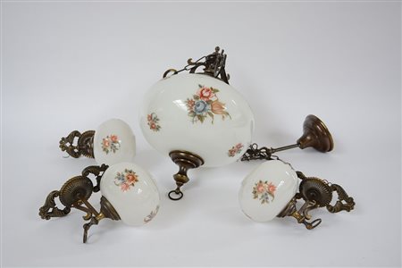 Lotto composto da un lampadarietto e tre applique ad una fiamma in metallo e...