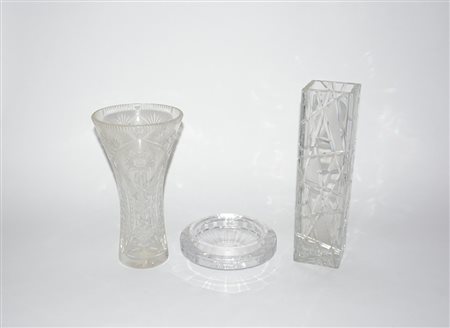 Lotto composto da due vasi portafiori ed una scatola con coperchio in...