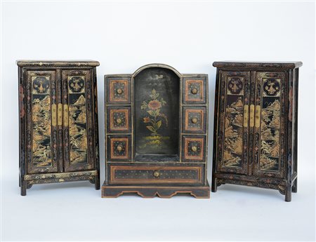 Lotto composto da tre mobiletti portagioie orientali di misure diverse con...