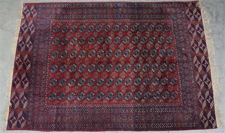 [Tappeti] Tappeto Boukhara, Pakistan, sec. XX. Disegno Boukhara a fondo rosso...