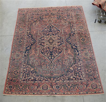 [Tappeti] Tappeto rumeno di recente manifattura. Disegno a medaglione bianco,...