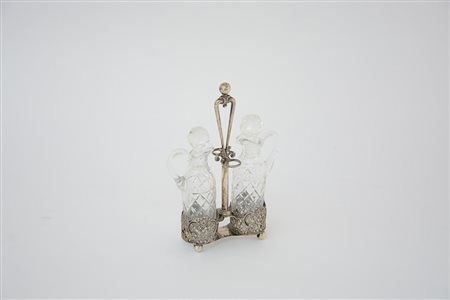Piccolo cruet-stand in argento con ampolle in vetro sfaccettato (h cm 19)...