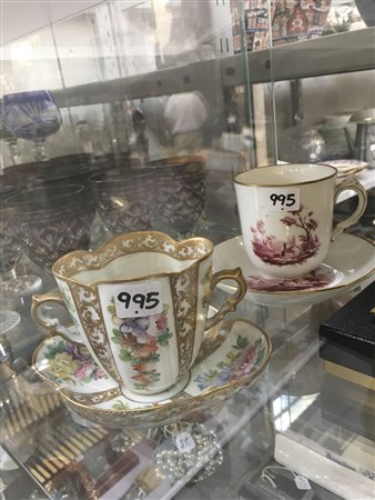 Lotto di due tazzine con piattini: manifattura Richard Ginori con decoro...