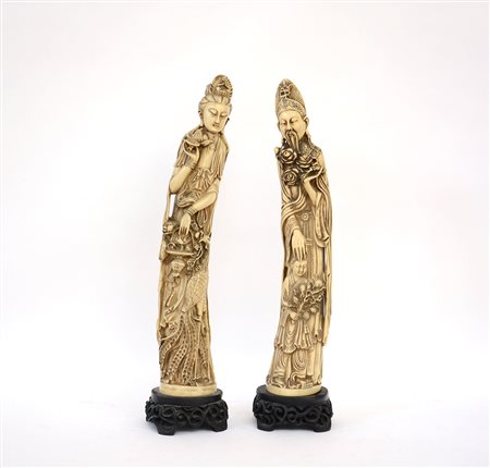 Coppia di grandi sculture orientali raffiguranti saggio con barba e dama...