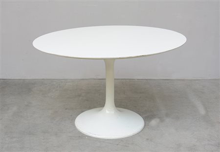Tavolo tondo in metallo laccato bianco e plastica ispirato al modello Tulip...