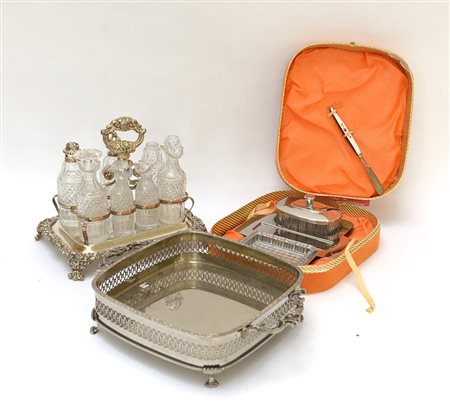 Lotto composto da un cruet-stand in metallo con ampolle in vetro sfaccettato,...