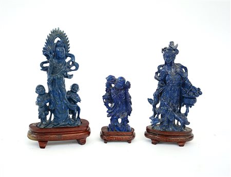 Lotto di tre sculture di misure diverse in lapislazzulo raffiguranti saggio e...
