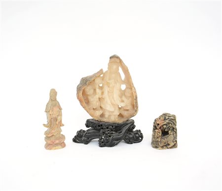 Arte orientale, lotto composto da tre sculture di misure diverse in pietra...