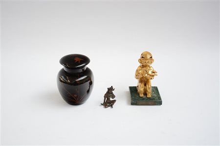 Lotto composto da un contenitore con coperchio in lacca cinese, una Buddha...