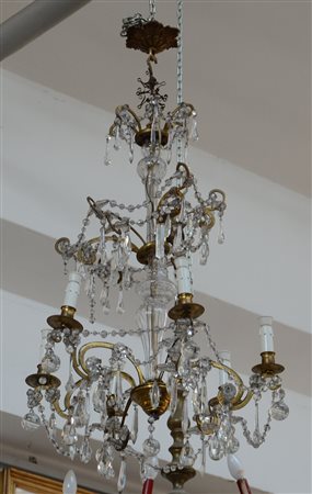 Lampadario a sei fiamme con struttura e fusto in bronzo e pendagli in vetro e...