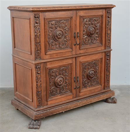 Credenza a quattro ante pannellate e intagliate a volute e rosoni (cm...