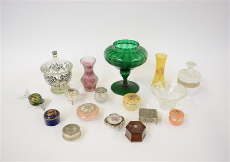 Lotto composto da sei oggetto in vetro, una scatola in opaline e dieci...