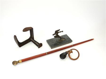Lotto composto da una vecchia trombetta, un attrezzo da calzolaio, un bastone...