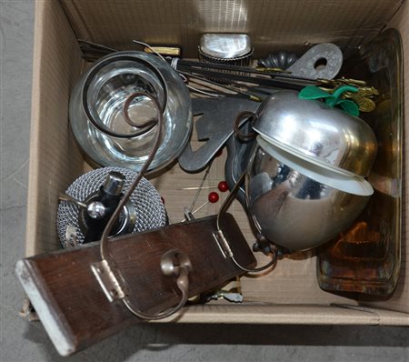 Cartone contenente un vaso in vetro, un attaccapanni e alcuni oggetti per la...