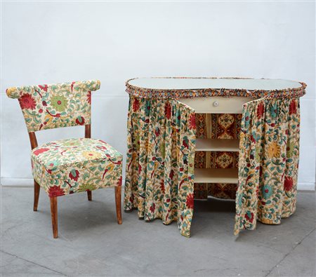 Lotto composto da una toilette a fagiolo ed una sedia, rivestiti con tessuto...
