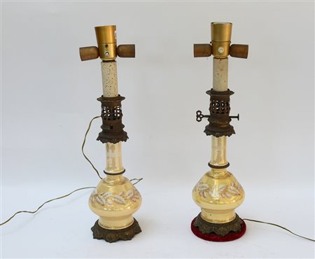 Coppia di lampade da tavolo in porcellana decorate a fiori