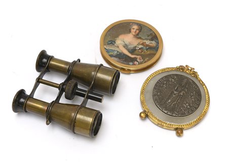 Lotto composto da una placca tonda con cornice in metallo dorato, un binocolo...