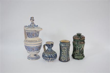 Lotto composto da due albarelli e due versatoi di diversa fattura ed epoca...