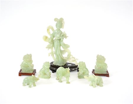 Lotto composto da otto sculture in pietra dura raffiguranti dama dalle lunghe...