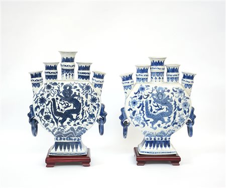 Coppia di tulipaniere in ceramica biansate con anelli in sospensione decorate...