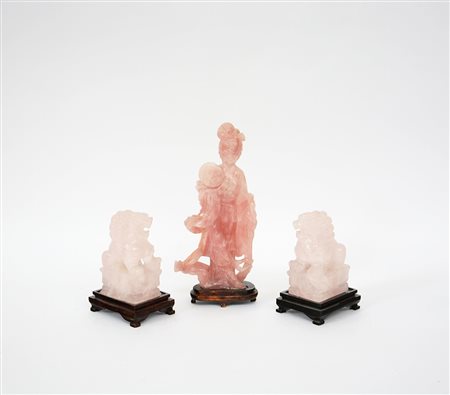 Arte orientale, lotto di tre sculture con misure diverse in quarzo rosa...