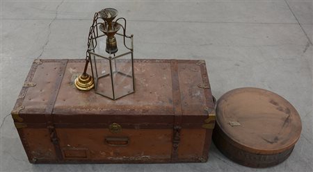 Lotto composto da una lanterna esagonale in metallo, un baule ed una vecchia...