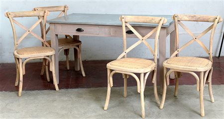 Lotto composto da tavolo da cucina a due cassetti e 4 sedie in faggio curvate