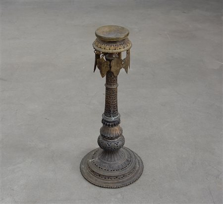 Elemento decorativo di gusto orientale in metallo decorato a pendagli...