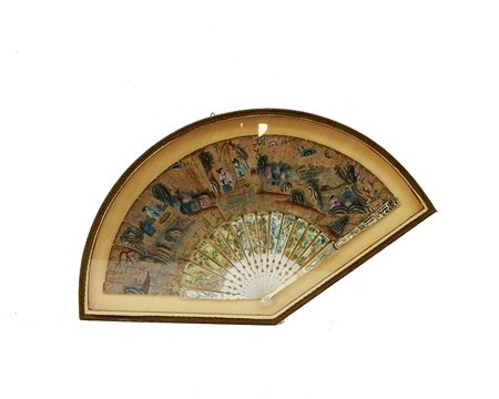 Ventaglio con stecche intagliate e dipinte, pagina in carta dipinta con scene...