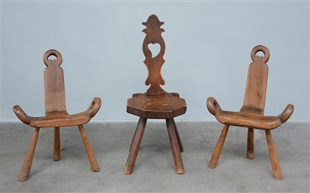 Lotto composto da tre sedie da mungitura in legno (difetti)