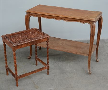 Lotto composto da un tavolino a due ripiani e uno con ripiano traforato...