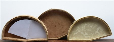 Lotto composto da tre teche per ventagli rivestite in tessuto.