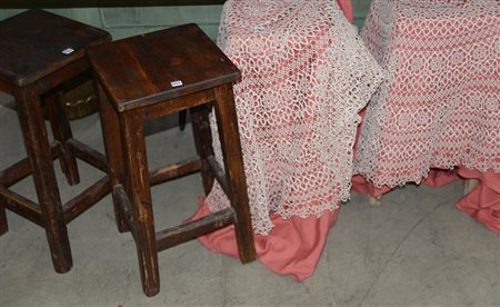 Gruppo di quattro tavolini d'appoggio rustici di cui due rivestiti in tessuto...