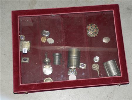 Teca contenente numerosi contenitori in materiali differenti (difetti)