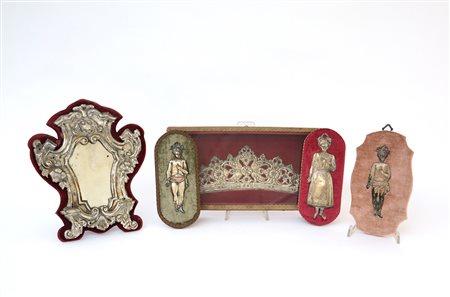 Lotto composto da un fregio, tre ex voto con figure ed un cartagloria in...