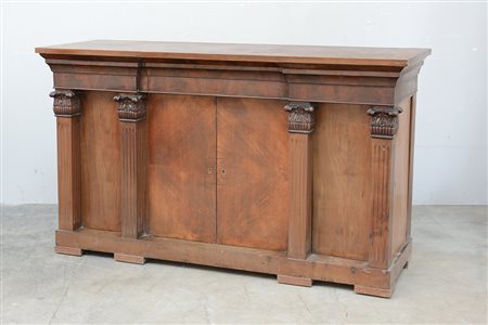 Credenza in noce con due ante sul fronte e due sui fianchi, un cassetto...