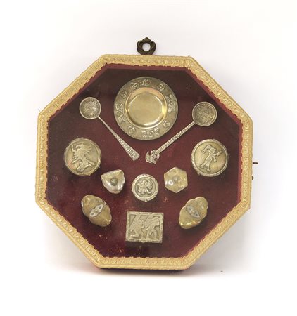 Teca contenente undici oggetti decorativi tra cui alcuni porta pillole in...