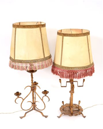 Lotto composto da due lampade da tavolo in metallo dorato con paralumi...