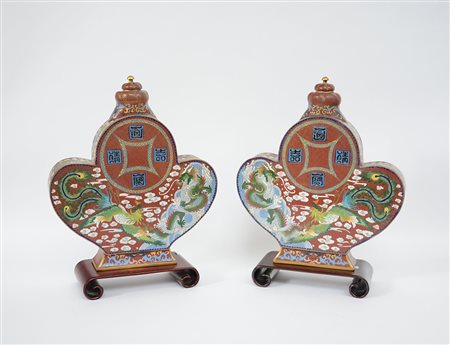 Arte cinese, coppia di vasi sagomati in metallo cloisonné a fondo marrone...