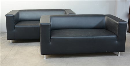 Coppia di divanetti a due posti in pelle nera, piedi in metallo cromato...