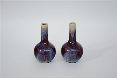 Coppia di piccoli vasi a bottiglia in porcellana flambé decorati a smalto,...