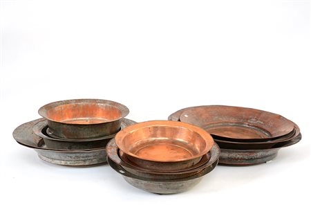 Lotto composto da dodici bacili orientali in metallo e rame, decori e misure...