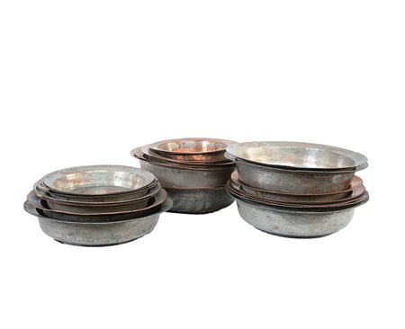 Lotto composto da ventiquattro bacili orientali in metallo e rame, decori e...