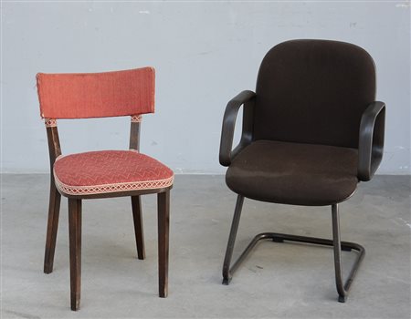 Lotto composto da una sedia da ufficio e una sedia in legno rivestita in...