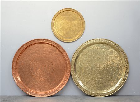 Lotto composto da tre piatti orientali in ottone e rame inciso (difetti) Arte...