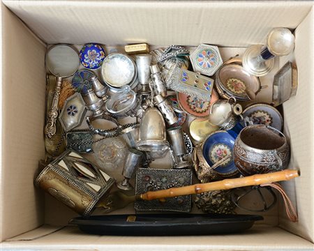 Cartone contenente numerosi oggetti decorativi di materiali differenti (difetti)