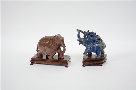 Due sculture di misure diverse in pietra dura raffiguranti elefanti, con basi...