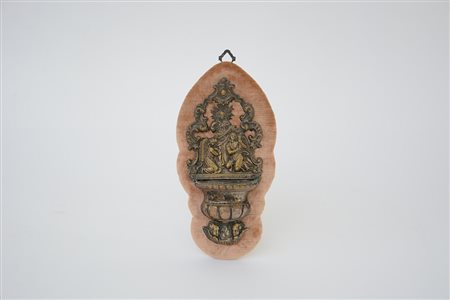 Piccola acquasantiera in metallo sbalzato e argentato decorata con la figura...
